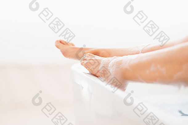 特写镜头腿年轻的女人浴缸