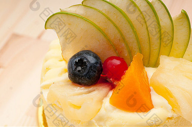新鲜的浆果水果奶油蛋糕糕点特写镜头