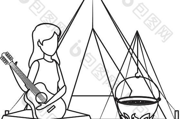 年轻的女人玩吉他野营帐篷篝火