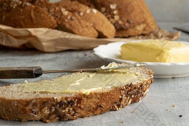 <strong>燕麦</strong>切片面包新鲜的黄油健康的吃概念