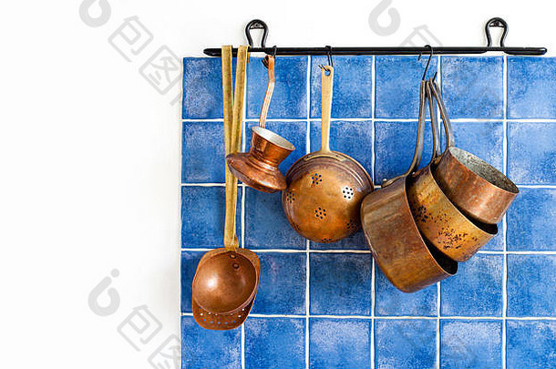 厨房室内古董铜餐具风格炊具厨房用具集锅咖啡制造商勺子除油船挂蓝色的瓷砖墙复制空间白色背景