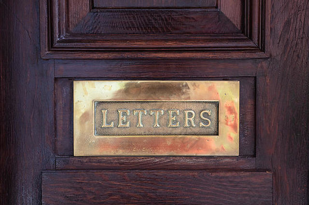 青铜邮箱黄铜信箱板木前面通过文本信特写镜头视图细节