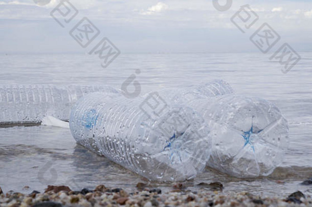 脏塑料瓶石头海滩环境污染