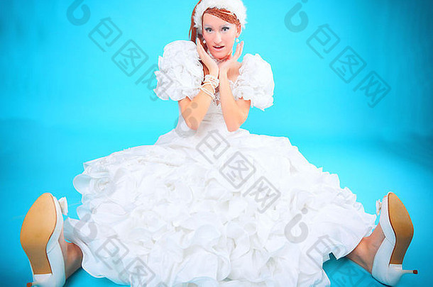 美丽的姜白色衣服雪女王蓝色的背景