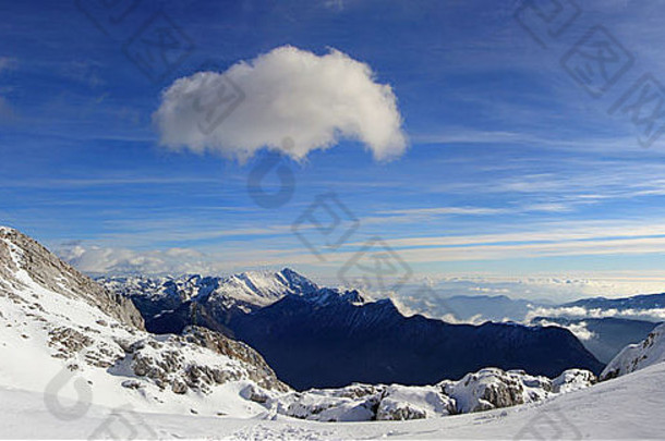 全景山雪蓝色的天空