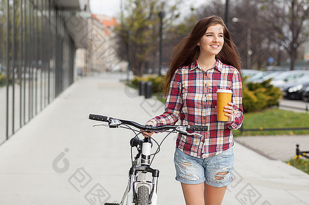 年轻的美丽的女人咖啡杯<strong>自行车</strong>