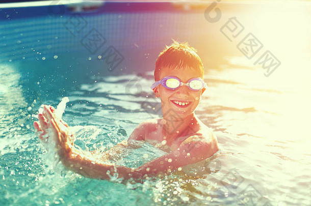 快乐<strong>孩子牙齿</strong>微笑splasing游泳池享受夏天假期古董风格