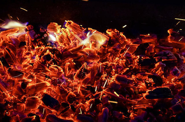 燃烧柴火壁炉关闭烧烤火木炭背景木炭火火花