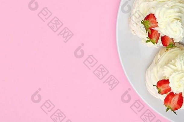 光美味的蛋白酥皮蛋糕草莓粉红色的背景糖果酒吧概念安娜巴甫洛娃甜点