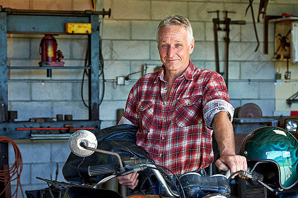 肖像成熟的岁的男人。电动机自行车