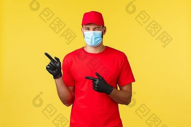 表达交付流感大流行科维德安全航运在线购物概念年轻的友好的快递红色的统一的医疗面具手套