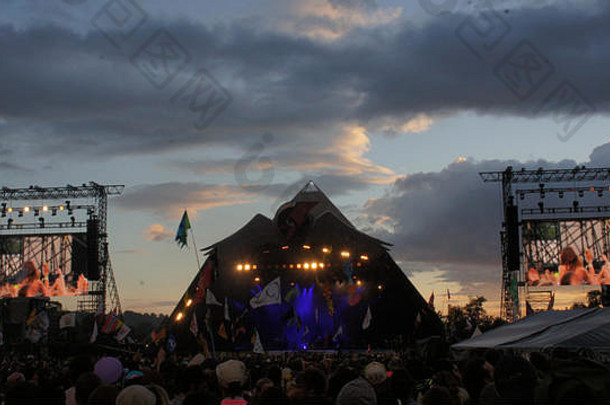 格拉斯顿伯里音乐节日金字塔阶段日落喜怒无常的图片风暴云