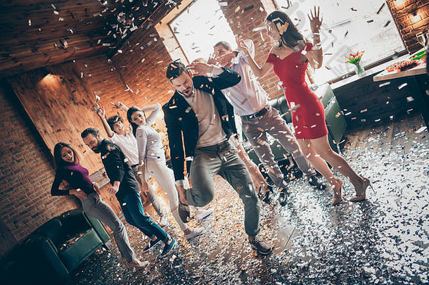 完整的长度照片朋友收集跳舞地板上x-mas学生聚会，派对令人惊异的情绪跳舞青年移动闪闪发光的空气穿正装衣服衬衫