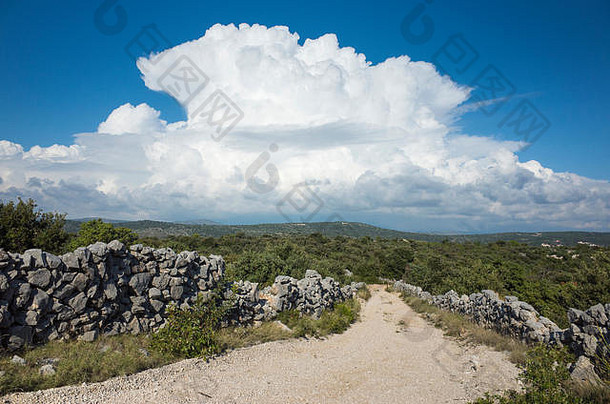 达尔马提亚克罗地亚美丽的自然景观照片温暖的夏天一天白色云蓝色的天空不错的快乐在户外图像