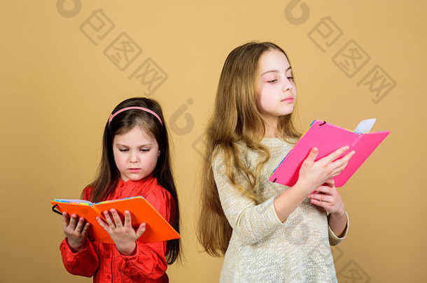 姐妹选择书读可爱的女孩爱书开放门读写能力孩子们女孩书记事本教育孩子们文学最喜欢的童话回来学校