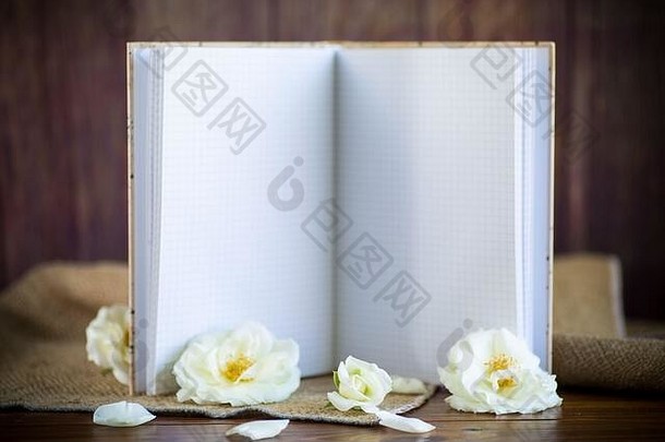 花束美丽的白色玫瑰空白笔记本