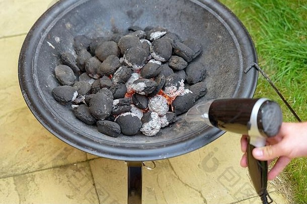 烧烤烧烤木炭开始火头发干燥机后院英格兰