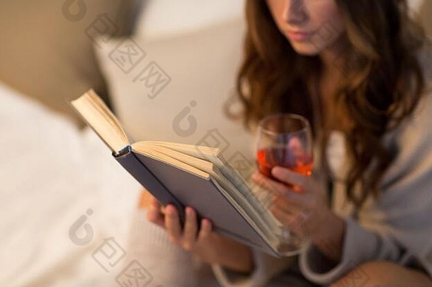 关闭女人阅读书喝酒