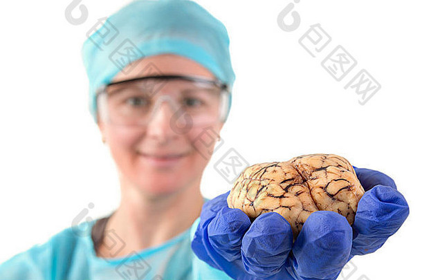 女病理学家医疗学生持有大脑手扩展相机孤立的白色
