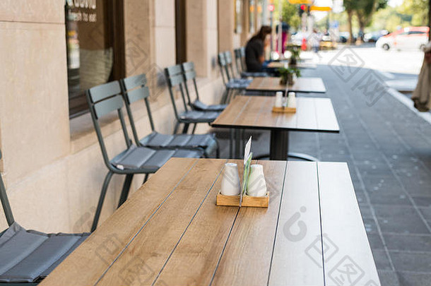 典型的夏天户外咖啡馆表椅子夏天咖啡馆餐厅街道城市期待游客室内咖啡馆户外区域