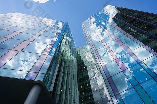 视图现代高玻璃建筑摄政的地方尤斯顿路卡姆登伦敦阳光明媚的一天