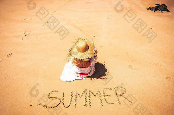 夏天人旅行假期假期概念年轻的高加索人美丽的女人坐海滩享受太阳词夏天写了