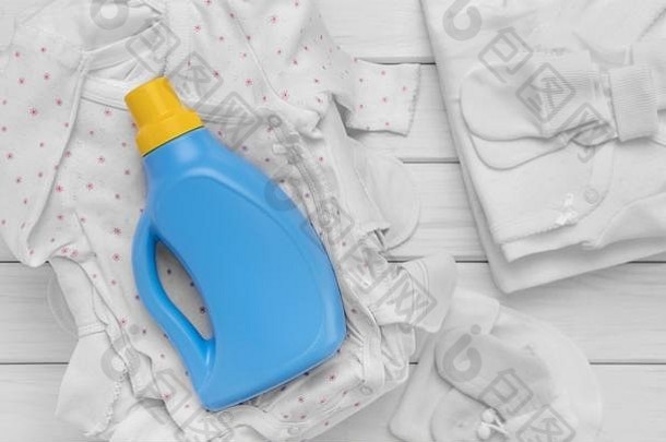 护理孩子们的衣服温柔的洗涤剂强调瓶