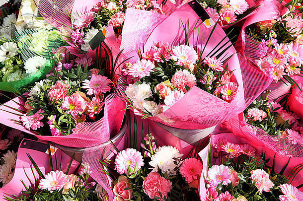 花束色彩斑斓的雏菊市场摊位
