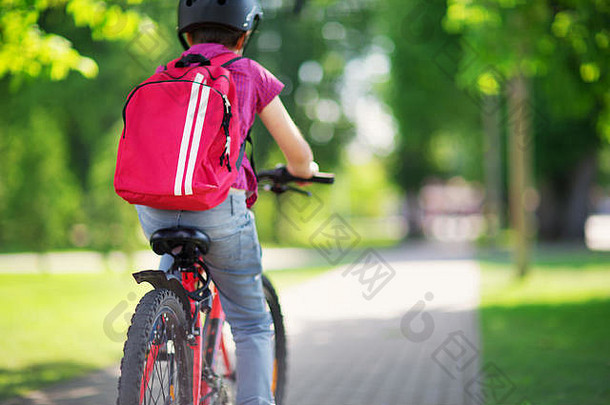 孩子背包骑<strong>自行车</strong>公园学校