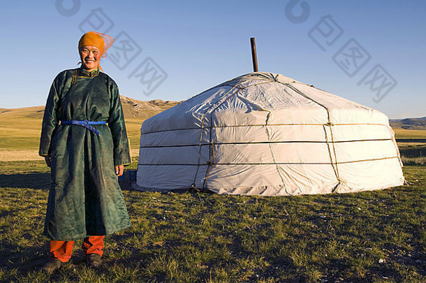 蒙古女人站帐篷户外幸福
