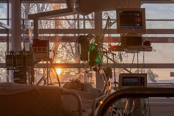 病人连接医疗呼吸机监控伊库医院窗户太阳上升