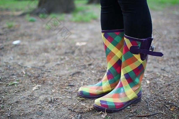 色彩斑斓的雨靴子