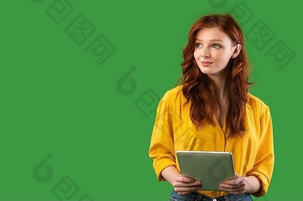 千禧女孩持有平板电脑电脑绿色背景