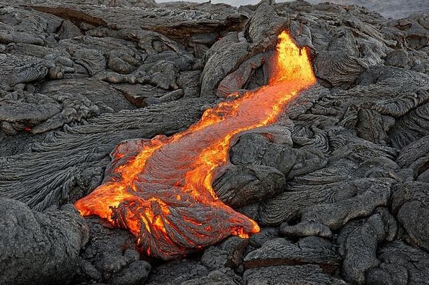 热岩浆活跃的熔岩流出现裂缝热发光的熔岩使空气闪烁熔岩冷却慢慢地巩固了