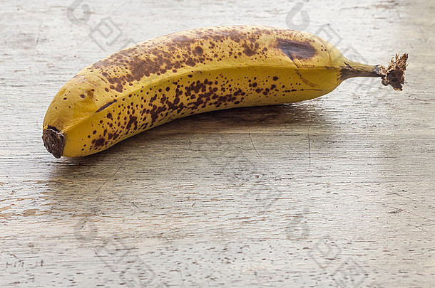 发现了棕色（的）香蕉准备好了烘焙香蕉面包