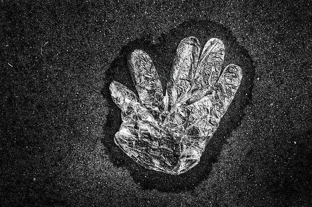 保护手套被遗弃的街多雨的一天