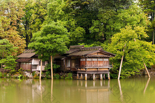 传统的日本房子水列