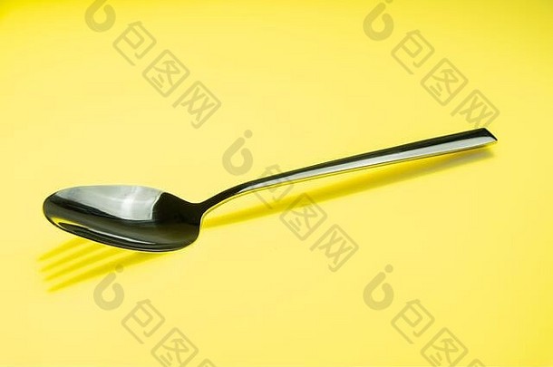 金属勺子铸造叉影子黄色的背景