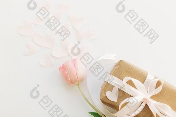 浪漫的情人节一天粉红色的郁金香平躺礼物盒子丝带白色背景空间文本时尚的软春天图像快乐女人的一天