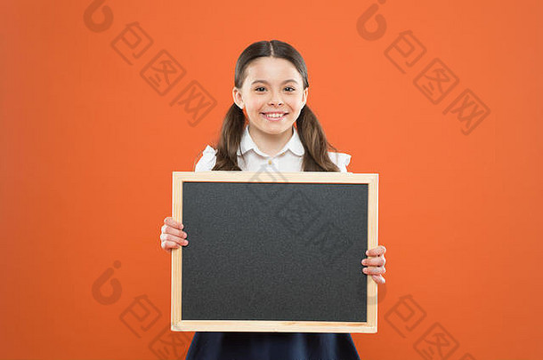 快乐小学校女孩黑板黑板上复制空间信息写hometask回来学校快乐老师一天9月小女孩演示公告学校午餐菜单