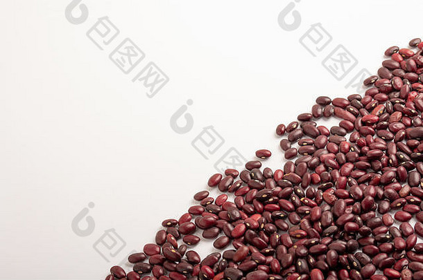 生红色的小扁豆分散白色背景