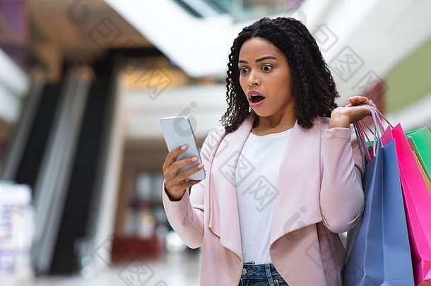 大在线销售震惊了女人智能手机购物袋购物中心