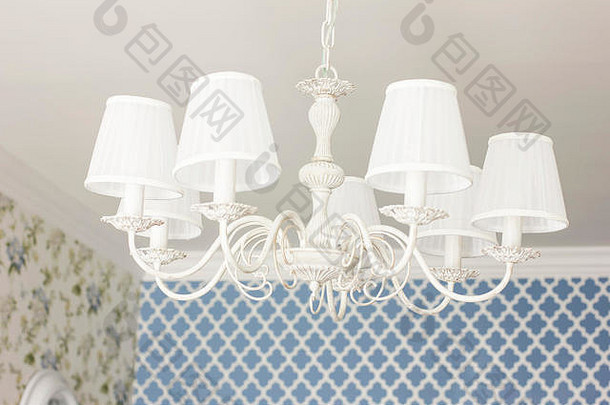 白色优雅的天花板吊灯灯细节现代室内普罗旺斯风格经典