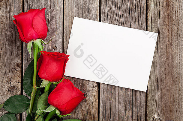 红色的玫瑰问候卡木背景前视图复制空间
