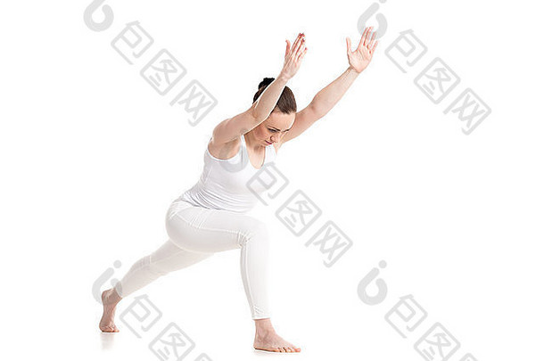 运动美丽的年轻的女人白色运动服装肺锻炼站战士的姿势变异工作室拍摄