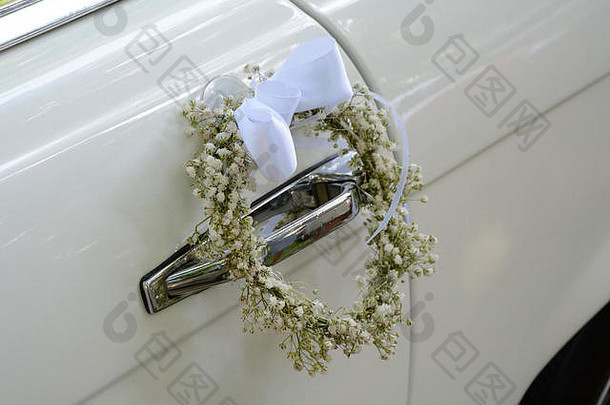 白色婚礼车处理装饰