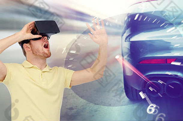 男人。虚拟现实耳机车赛车游戏