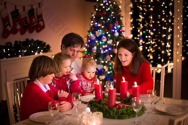 大家庭孩子们庆祝圣诞节首页节日晚餐壁炉圣诞节树父孩子们吃