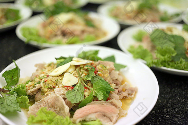酸猪肉沙拉当地的厨房泰国
