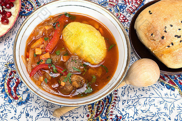舒尔帕乔尔巴传统的中央亚洲汤煮熟的肉蔬菜